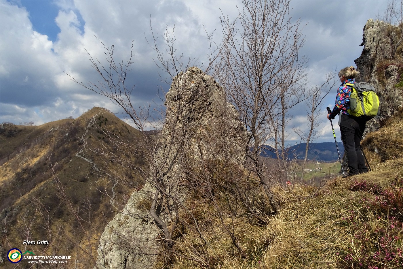 28 Dai roccioni della Filaressa vista verso il Monte Costone.JPG